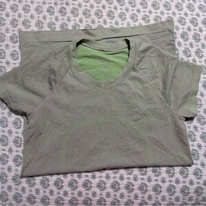 Lululemon Swiftly Short Sleeve Shirt 2.0
Neon Chrome/Scream Green Light
Size 6